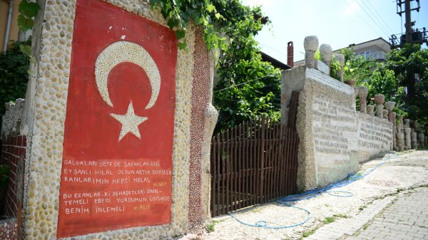 Emekli imam yaşadığı sokağı taşlarla süsledi