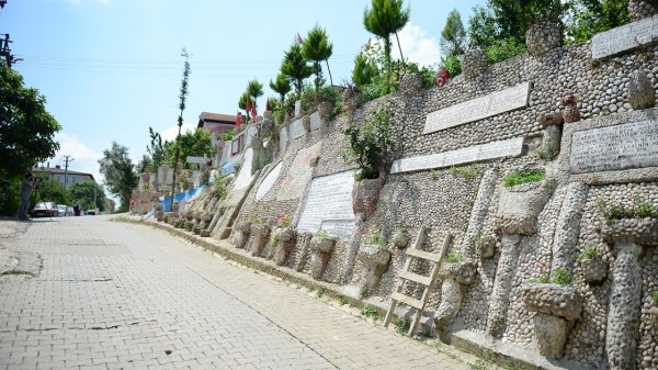 Emekli imam yaşadığı sokağı taşlarla süsledi