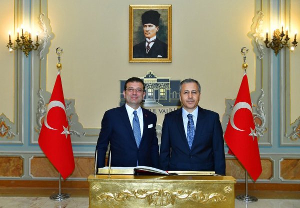 İstanbul Valiliği'nin Atatürk fotoğrafı olay oldu