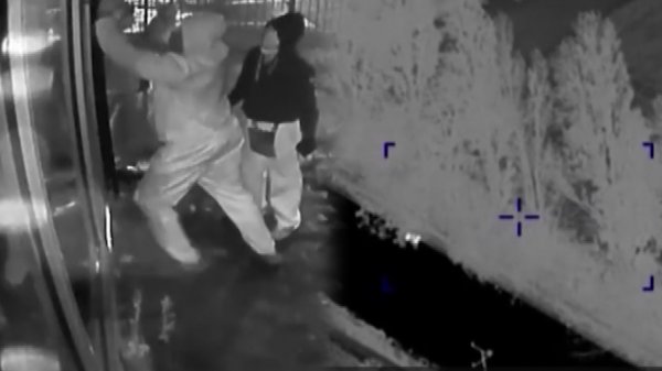 Çaldıkları araba ile 20 mağaza soydular