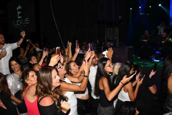 Özcan Deniz'e kadınlardan yoğun ilgi