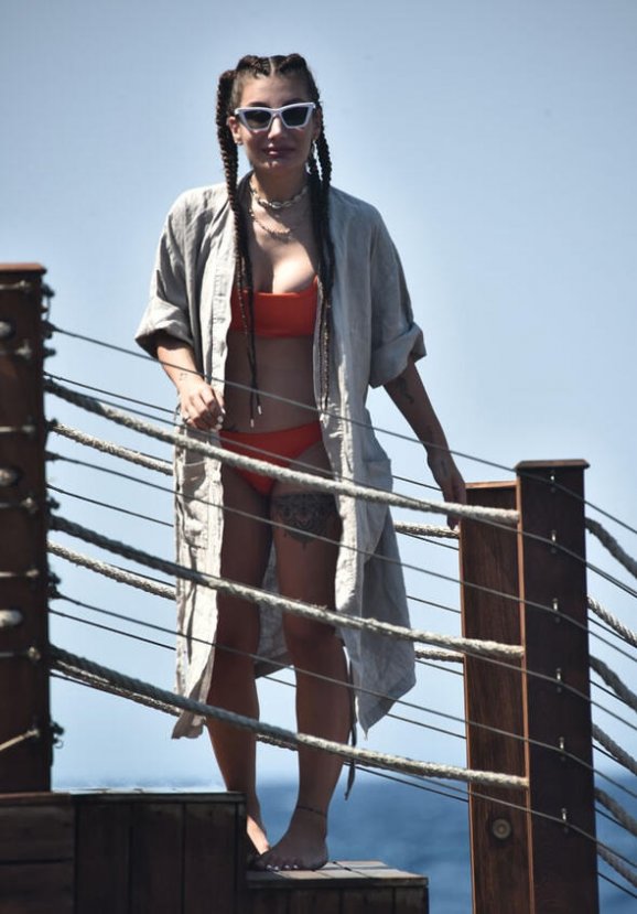 İrem Derici bikinili görüntülendi