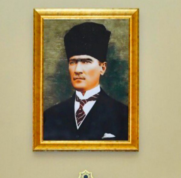 İstanbul Valiliği'nin Atatürk fotoğrafı olay oldu