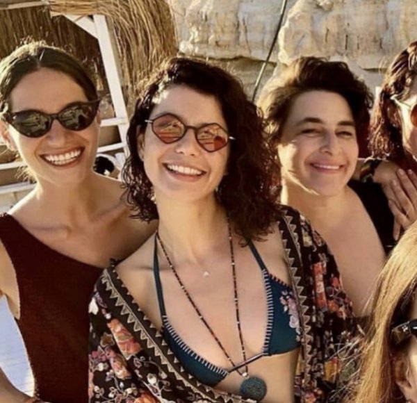 Beren Saat ve arkadaşları tatilde