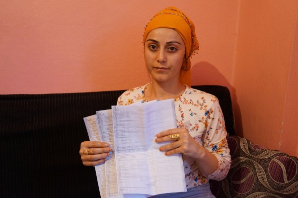 Evi terk eden karısının ailesini de darbetti