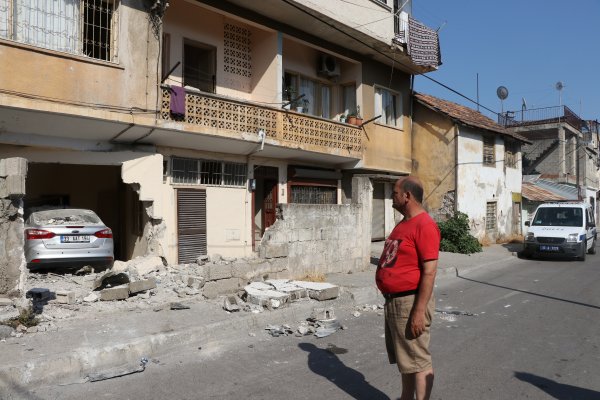 Mersin'de fren yerine gaza basan sürücü eve girdi