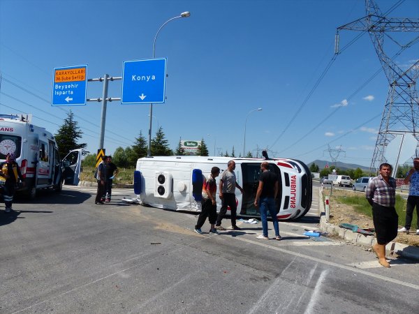 Konya'da hasta taşıyan ambulans kaza yaptı: 4 yaralı