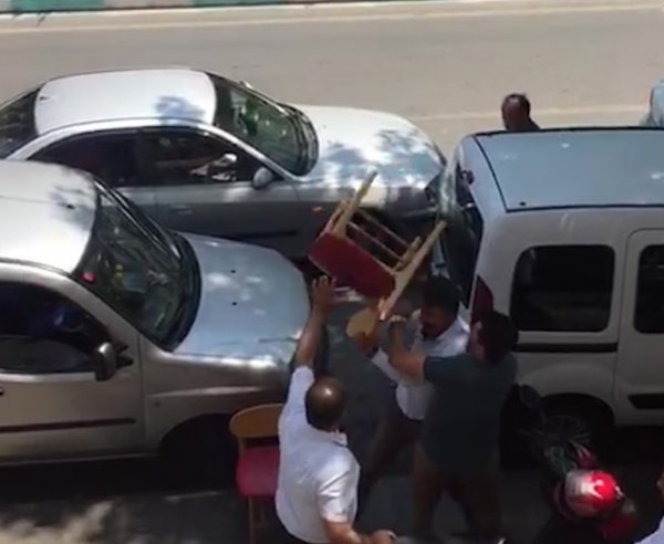 i Sokak ortasında racon kavgası: Adamın kafasını keserim