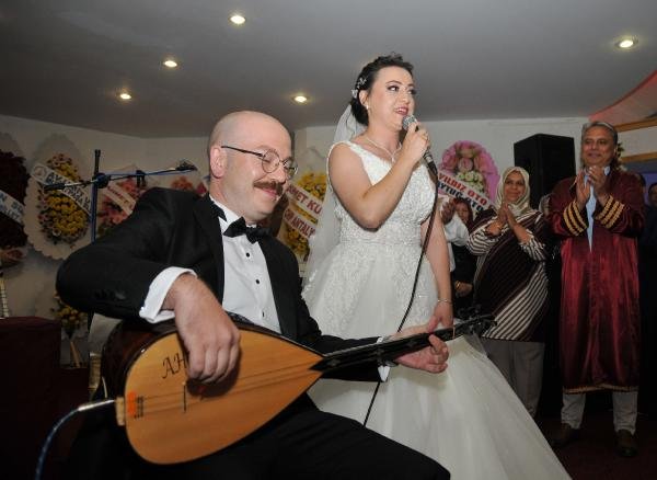 İ Antalya'da evlenen iki ses sanatçısından sahne şov