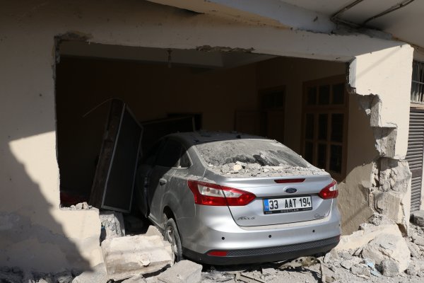 Mersin'de fren yerine gaza basan sürücü eve girdi