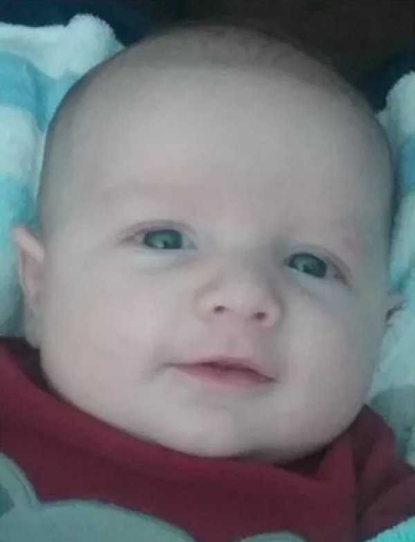 Yeğenini öldüren adamı, karar sonrası yumrukladı