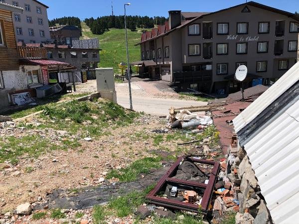 Kar eriyince Uludağ'ın kirliliği ortaya çıktı