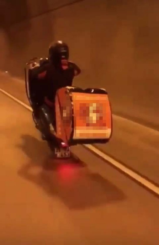 İstanbul’da motosikletli kuryeden tek teker şov