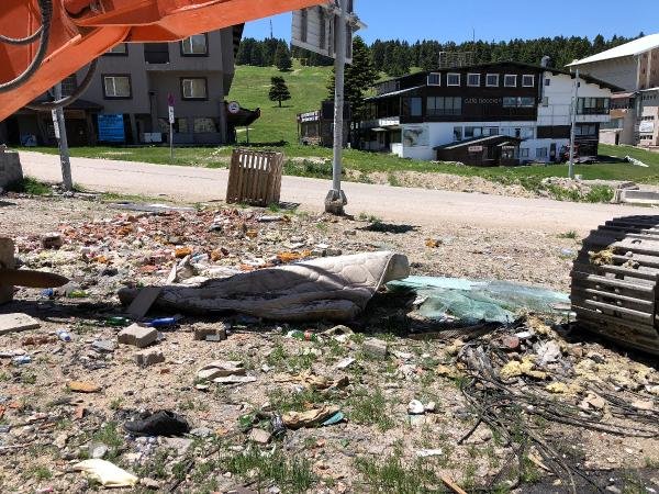 Kar eriyince Uludağ'ın kirliliği ortaya çıktı