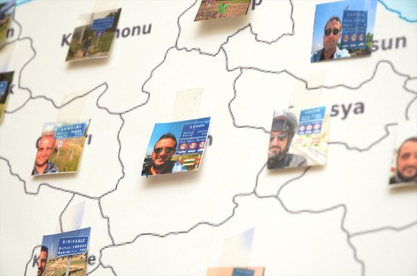 a Barış Manço'dan esinlenip tabelalarla selfie çekti