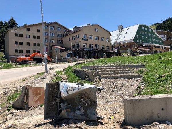 Kar eriyince Uludağ'ın kirliliği ortaya çıktı