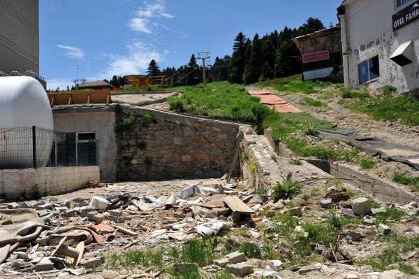 Kar eriyince Uludağ'ın kirliliği ortaya çıktı