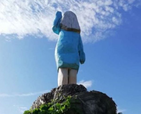 Melania Trump'ın ahşaptan heykelini diktiler