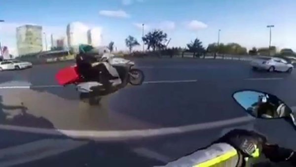 İ İstanbul’da motosikletli kuryeden tek teker şov