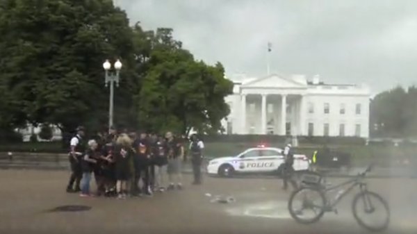 Trump karşıtları ABD bayrağını ateşe verdi