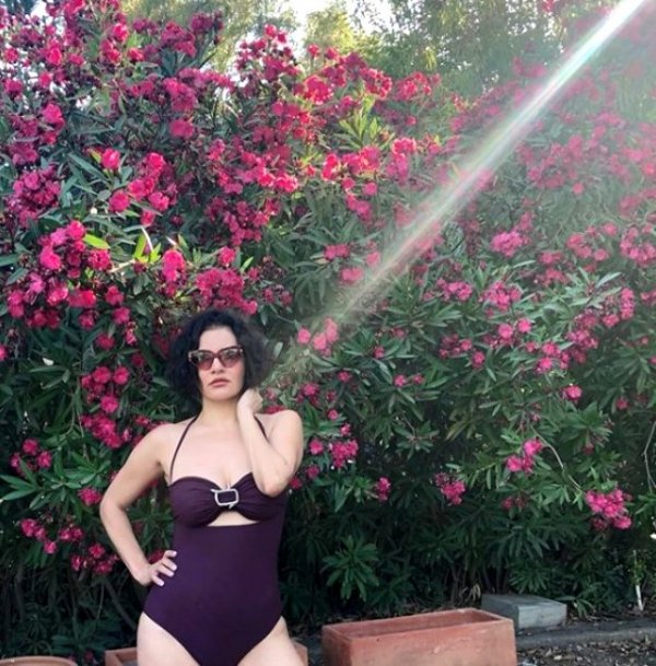 Göksel mayolu poz verdi