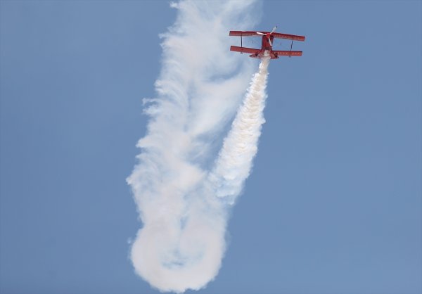 Kadın akrobasi pilotu şehitler için uçtu