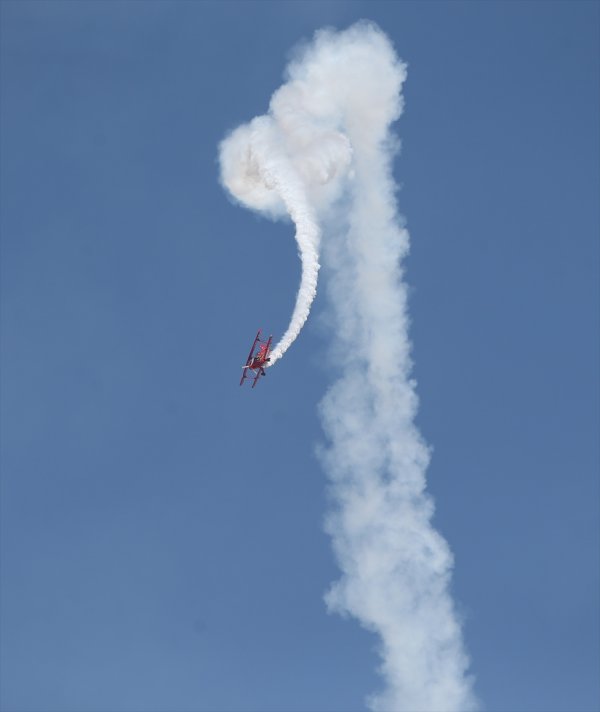 Kadın akrobasi pilotu şehitler için uçtu