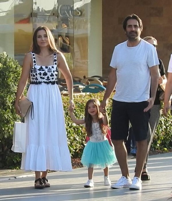 Mahsun Kırmızıgül eşi ve kızıyla tatilde