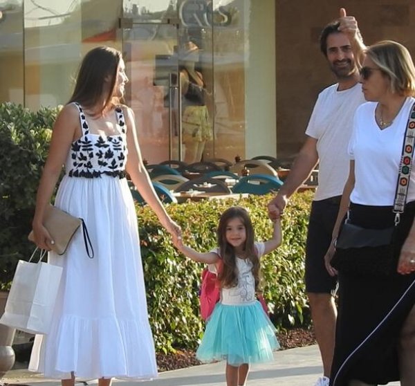 Mahsun Kırmızıgül eşi ve kızıyla tatilde