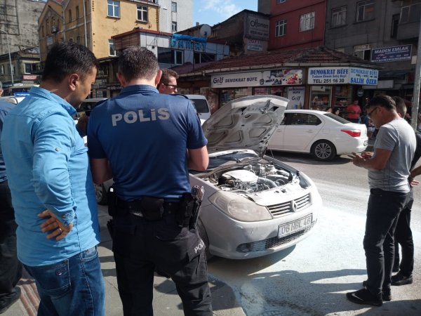 i Zonguldak'ta park halindeki araç yandı