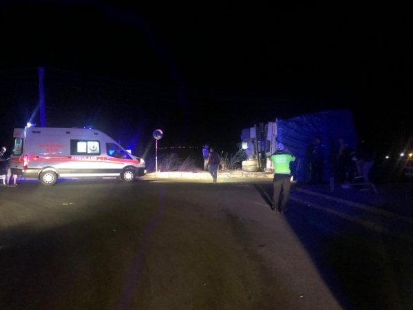 i Tekirdağ'da saman yüklü kamyon devrildi