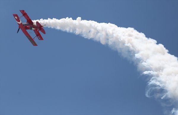 Kadın akrobasi pilotu şehitler için uçtu