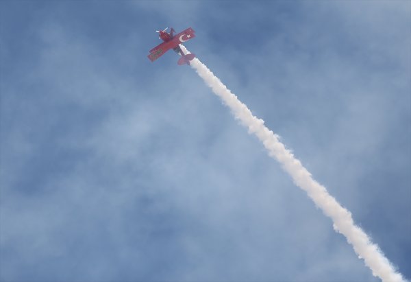 Kadın akrobasi pilotu şehitler için uçtu