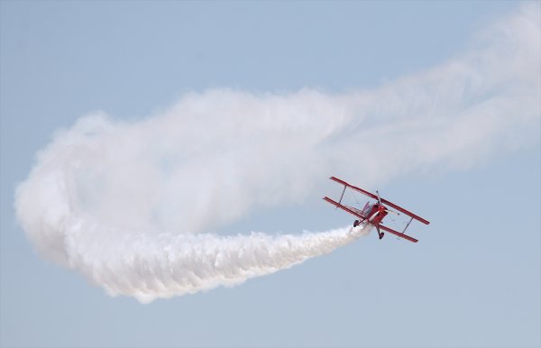 Kadın akrobasi pilotu şehitler için uçtu