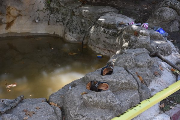 Süs havuzuna giren çocuklar hastanelik oldu