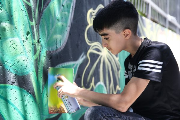 A Esenyurt'un duvarları öğrencilerin grafitileriyle değişti
