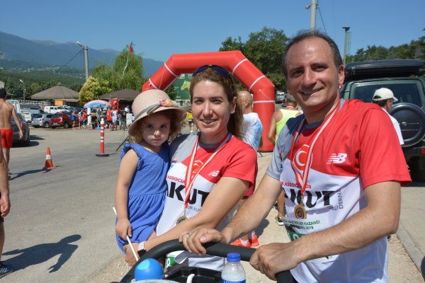 Bursa'da bebekleriyle birlikte dostluk koşusundalar