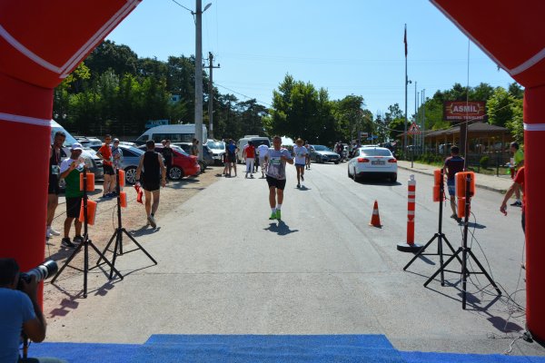 Bursa'da bebekleriyle birlikte dostluk koşusundalar