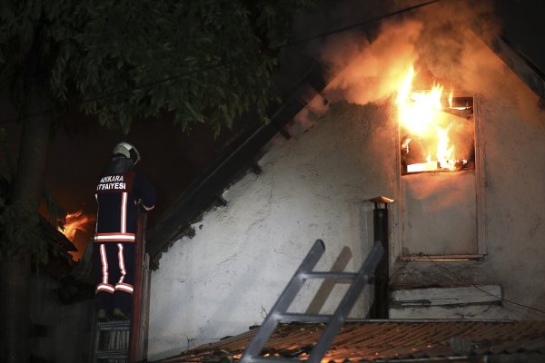 a Yaşlı adamı yangından beslediği kediler kurtardı