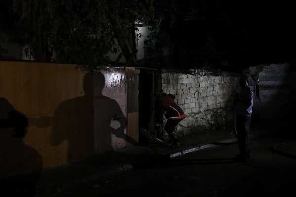 a Yaşlı adamı yangından beslediği kediler kurtardı