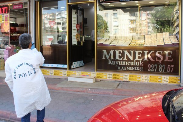 a Kuyumcu kendisini soymaya gelen kişiyi ikna etti