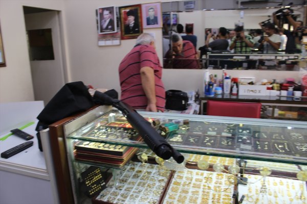 a Kuyumcu kendisini soymaya gelen kişiyi ikna etti