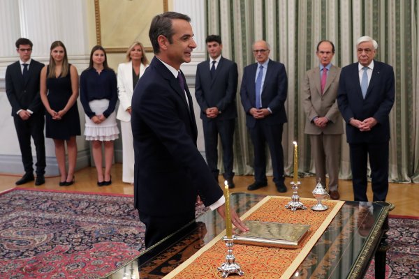 r Miçotakis görevi Çipras'tan devraldı