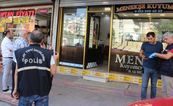 a Kuyumcu kendisini soymaya gelen kişiyi ikna etti