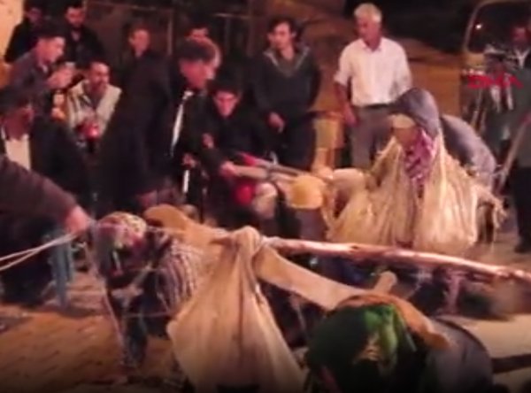 Kütahya'da köy düğününde ilginç gelenek