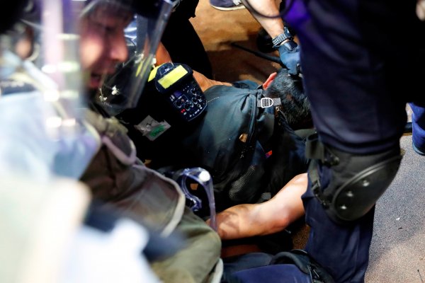 r Hong Kong’daki protestolarda 6 gözaltı