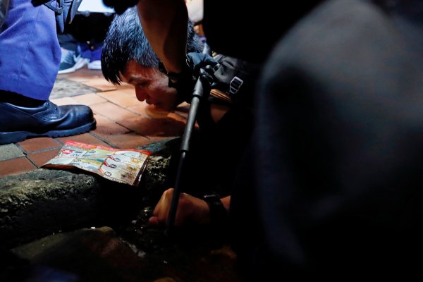 r Hong Kong’daki protestolarda 6 gözaltı