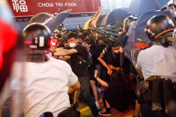 r Hong Kong’daki protestolarda 6 gözaltı