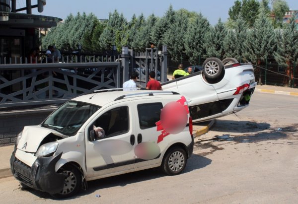 Hafif ticari araçla çarpışan otomobil takla attı