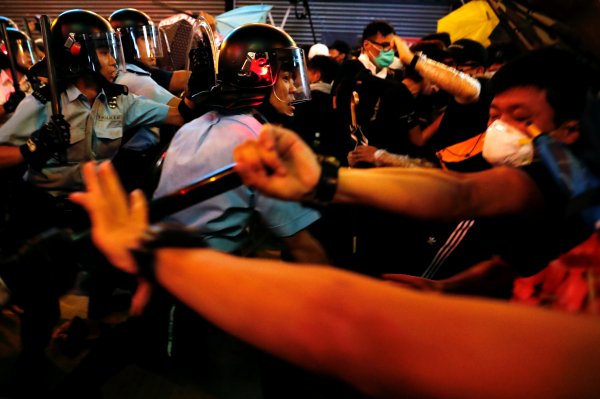 r Hong Kong’daki protestolarda 6 gözaltı